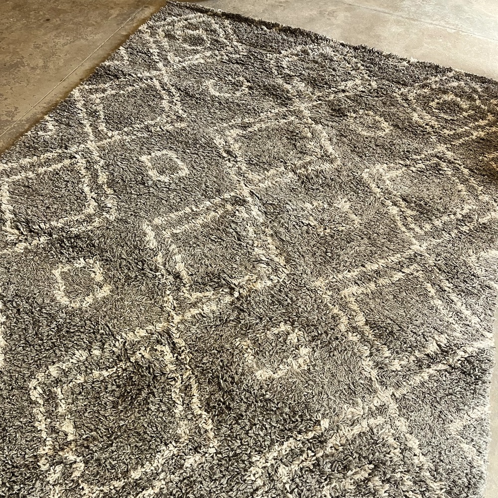 Stylish gray rug with cute design:)